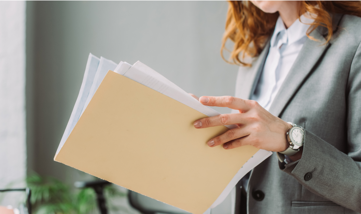 Photo d'une femme d'affaires avec un dossier